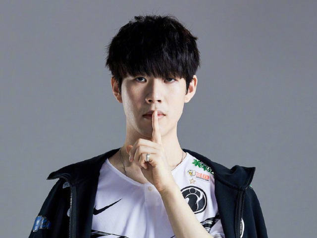 LPL：RNG&V5赛前海报大比拼：驰骋冰雪 vs《舞剑》